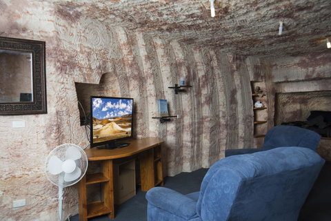 Ali\'s Underground Studio - Accommodation Main Beach 0