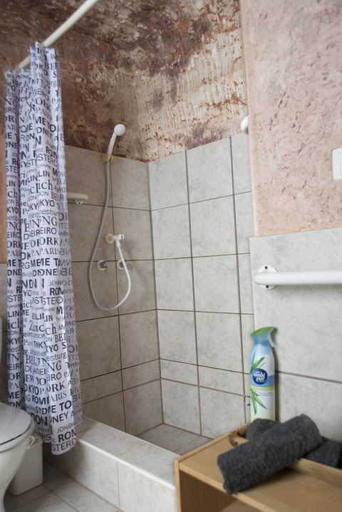 Ali\'s Underground Studio - Accommodation Main Beach 11