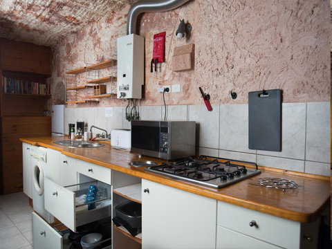 Ali\'s Underground Studio - Accommodation Main Beach 4