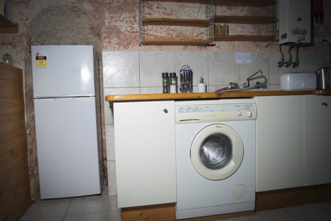 Ali\'s Underground Studio - Accommodation Main Beach 5
