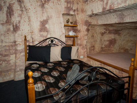 Ali\'s Underground Studio - Accommodation Main Beach 8