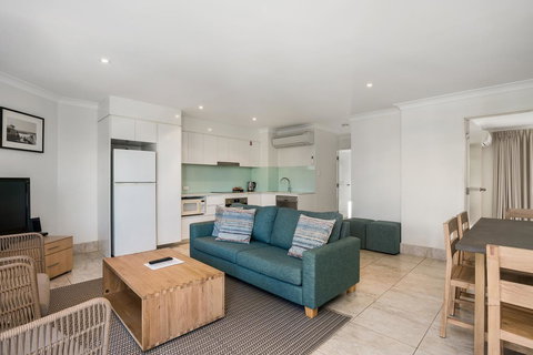 Bayview Beachfront Apartments, In Town Right On The Beach - Accommodation Main Beach 41