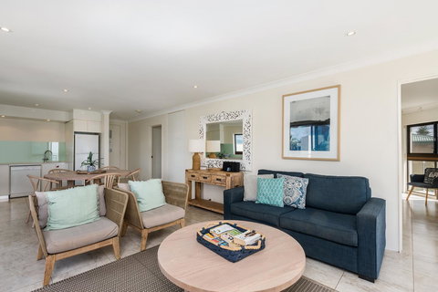 Bayview Beachfront Apartments, In Town Right On The Beach - Accommodation Main Beach 32