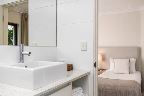 Bayview Beachfront Apartments, In Town Right On The Beach - Accommodation Main Beach 31