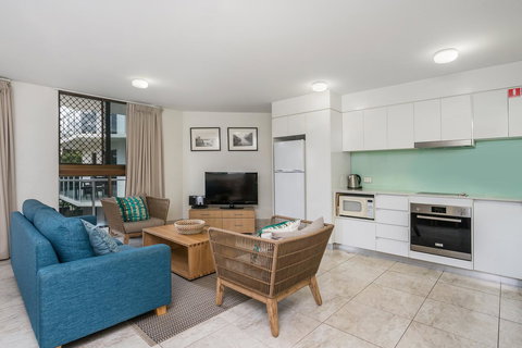 Bayview Beachfront Apartments, In Town Right On The Beach - Accommodation Main Beach 40