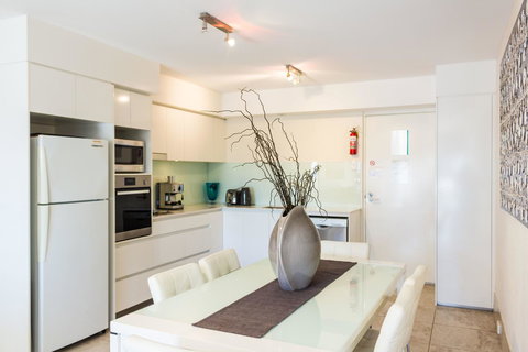 Bayview Beachfront Apartments, In Town Right On The Beach - Accommodation Main Beach 42