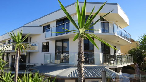 Bayview Beachfront Apartments, In Town Right On The Beach - Accommodation Main Beach 14