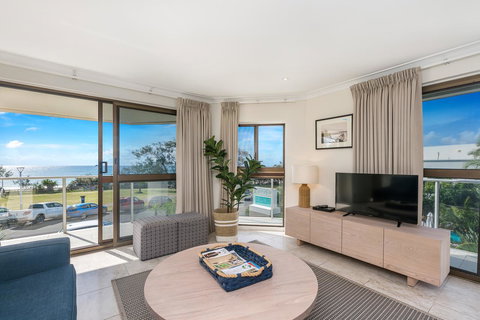 Bayview Beachfront Apartments, In Town Right On The Beach - Accommodation Main Beach 36