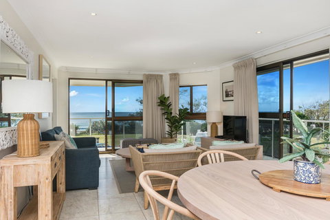 Bayview Beachfront Apartments, In Town Right On The Beach - Accommodation Main Beach 30