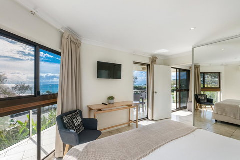 Bayview Beachfront Apartments, In Town Right On The Beach - Accommodation Main Beach 33
