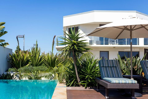 Bayview Beachfront Apartments, In Town Right On The Beach - Accommodation Main Beach 17