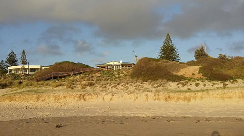 Beachside Escape On The Esplanade - Accommodation Main Beach 3