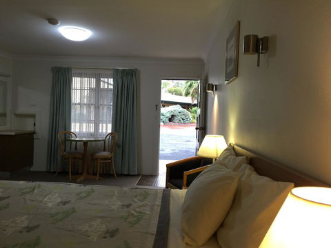 Ten Dollar Town Motel - Accommodation Main Beach 29