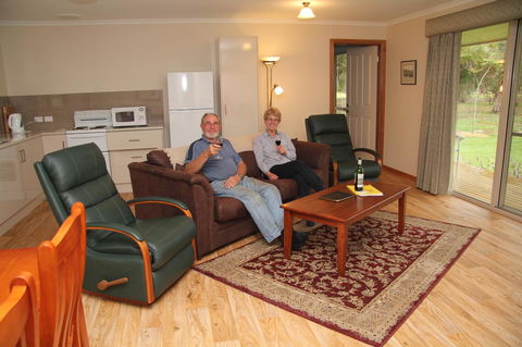 Camawald Coonawarra Cottage B&B - Accommodation Main Beach 4