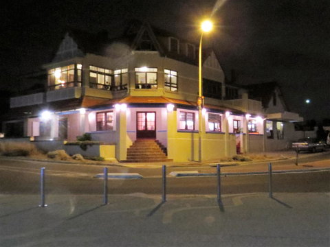 McCloud House - Accommodation Main Beach 8