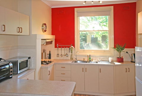 Oats Cottage - Accommodation Main Beach 10