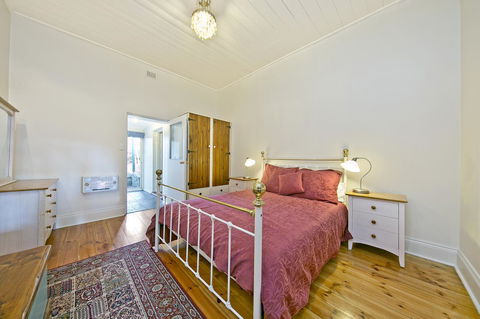 Vineyard Cottage BnB - Accommodation Main Beach 2