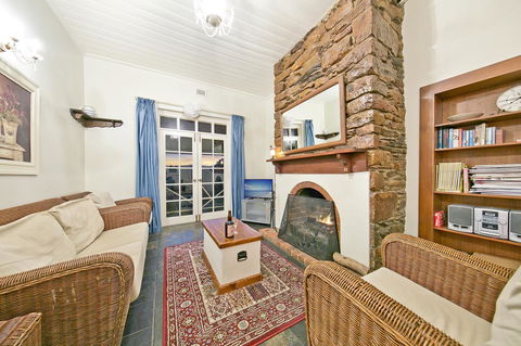 Vineyard Cottage BnB - Accommodation Main Beach 3