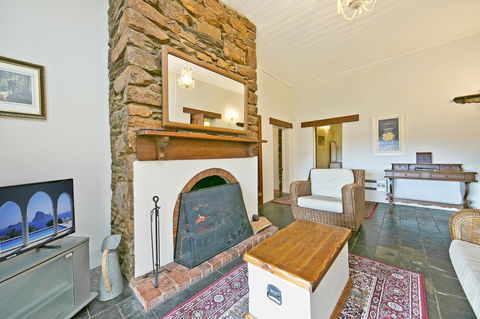 Vineyard Cottage BnB - Accommodation Main Beach 14