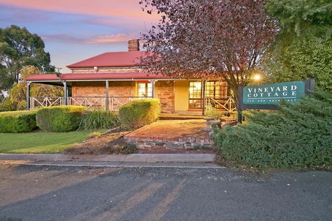 Vineyard Cottage BnB - Accommodation Main Beach 8