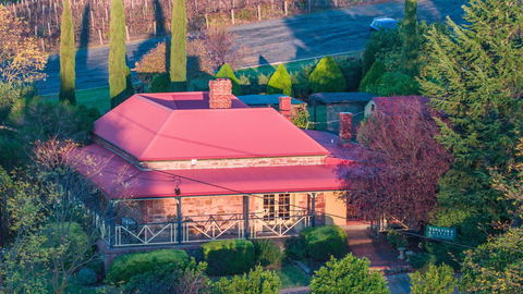 Vineyard Cottage BnB - Accommodation Main Beach 0