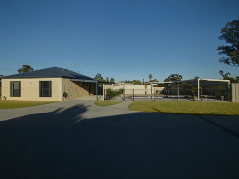 DBJ Holiday Units - Accommodation Main Beach 1