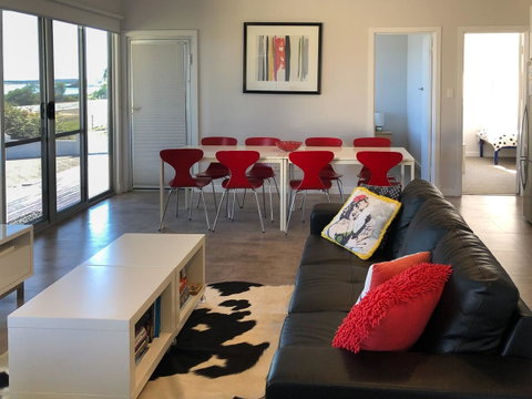 Beachview - Accommodation Main Beach 9