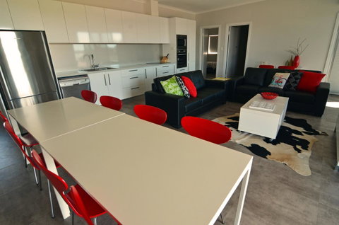 Beachview - Accommodation Main Beach 7