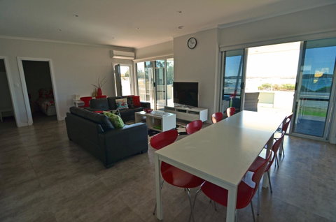 Beachview - Accommodation Main Beach 6