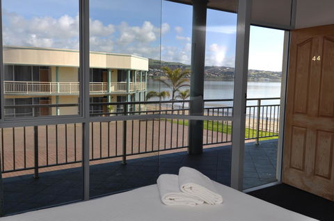 Hilton Beachfront Motel - Accommodation Main Beach 0