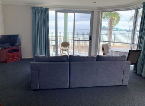 Hilton Beachfront Motel - Accommodation Main Beach 7