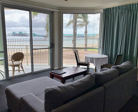 Hilton Beachfront Motel - Accommodation Main Beach 15