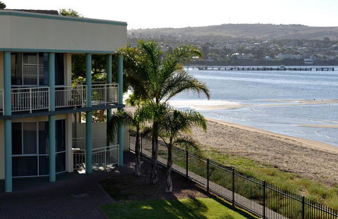 Hilton Beachfront Motel - Accommodation Main Beach 40