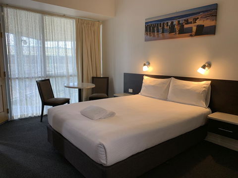 Hilton Beachfront Motel - Accommodation Main Beach 1