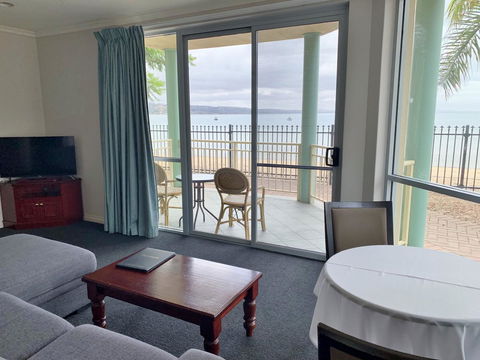 Hilton Beachfront Motel - Accommodation Main Beach 3