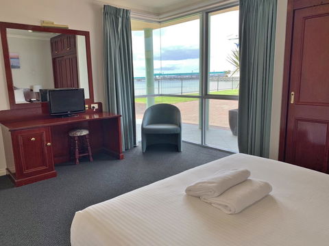 Hilton Beachfront Motel - Accommodation Main Beach 14