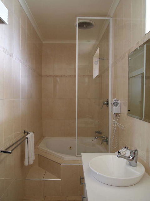 Hilton Beachfront Motel - Accommodation Main Beach 44