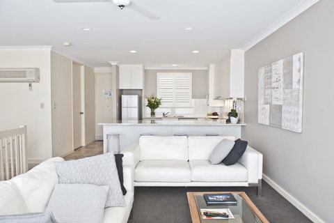 The Bluff Resort Apartments - Accommodation Main Beach 40