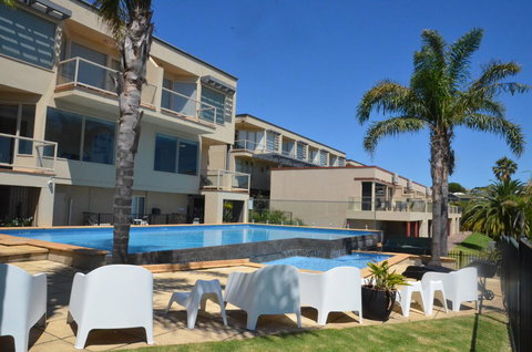 The Bluff Resort Apartments - Accommodation Main Beach 0