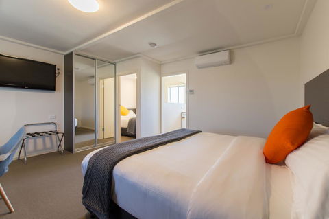 Mick O\'Sheas - Accommodation Main Beach 14