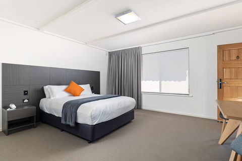 Mick O\'Sheas - Accommodation Main Beach 4