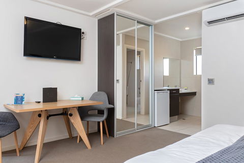Mick O\'Sheas - Accommodation Main Beach 1