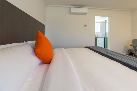Mick O\'Sheas - Accommodation Main Beach 15