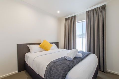 Mick O\'Sheas - Accommodation Main Beach 17