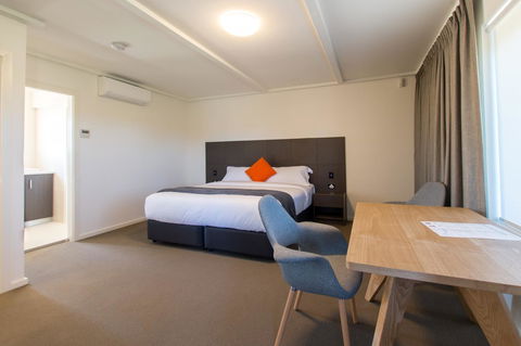 Mick O\'Sheas - Accommodation Main Beach 29