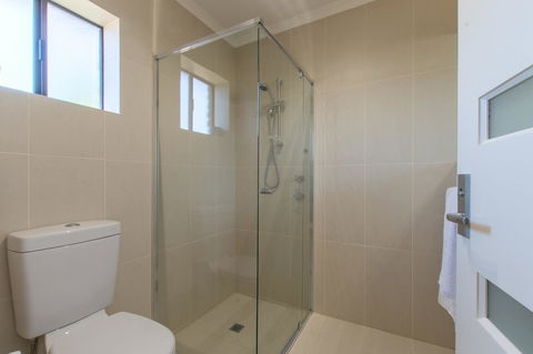 Mick O\'Sheas - Accommodation Main Beach 24