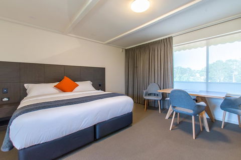 Mick O\'Sheas - Accommodation Main Beach 16