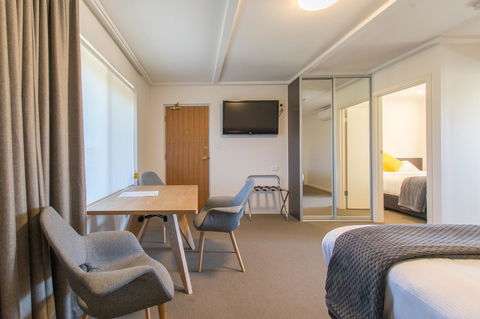 Mick O\'Sheas - Accommodation Main Beach 5