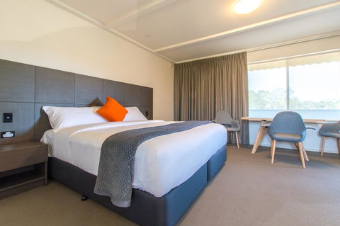 Mick O\'Sheas - Accommodation Main Beach 0
