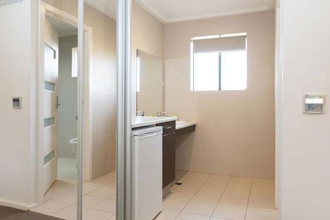 Mick O\'Sheas - Accommodation Main Beach 3